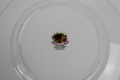 A comprehensive Royal Albert Old Country Roses pattern part tea service - 3