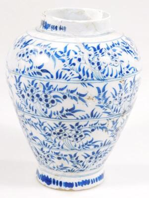 An 18thC Delft blue and white vase - 4