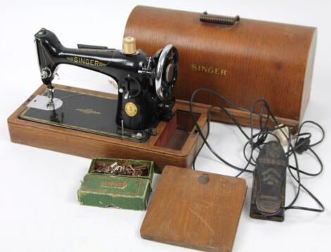 A 20thC electric Singer sewing machine