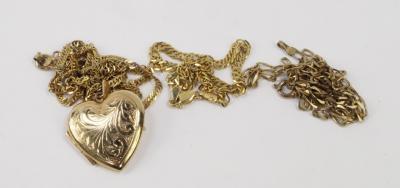 A 9ct gold heart shaped photo locket