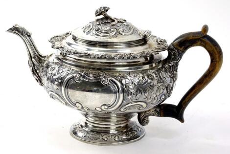 An Edwardian silver teapot