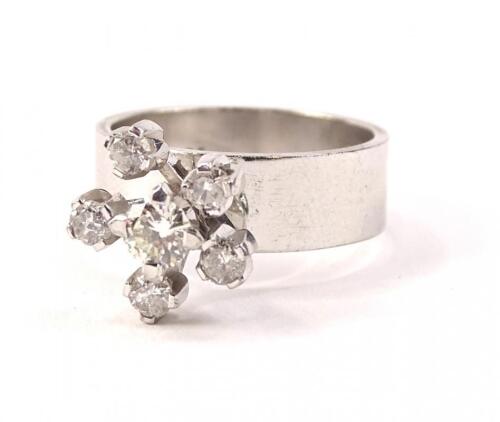 An 18ct white gold diamond ring