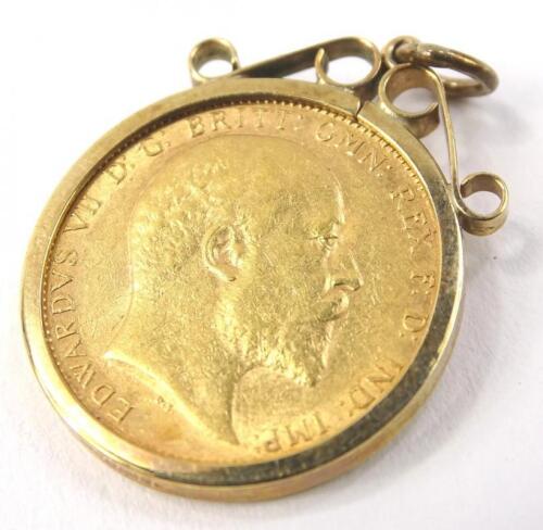 An Edward VII full gold sovereign pendant