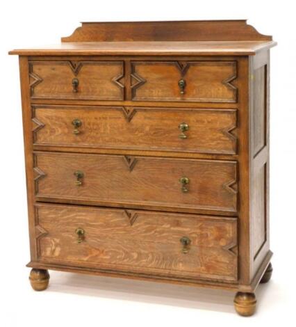 An early 20thC oak chest of drawers