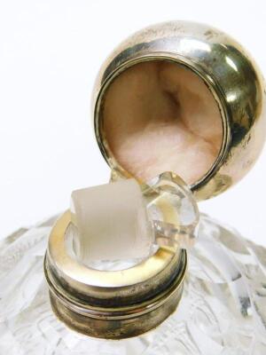 An Edwardian silver and cut glass dressing table perfume bottle - 3