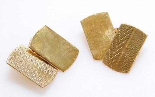 A pair of 9ct gold cuff links