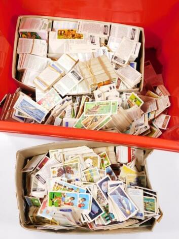 A large selection of mainly loose Brooke Bond tea cards