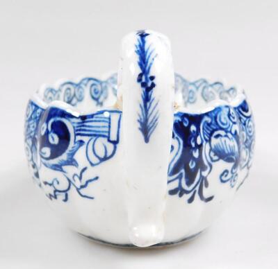 An 18thC Derby blue and white sauce boat - 4