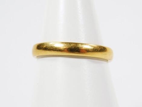 An 18ct gold wedding band