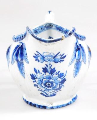 An 18thC Derby blue and white sauce boat - 8