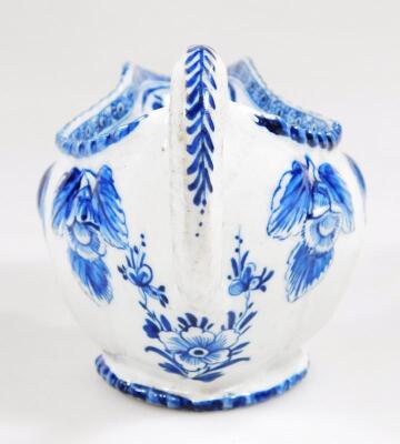 An 18thC Derby blue and white sauce boat - 10