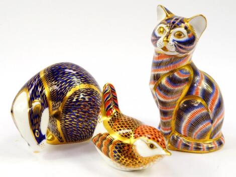 A Royal Crown Derby imari paperweight modelled as a seated cat