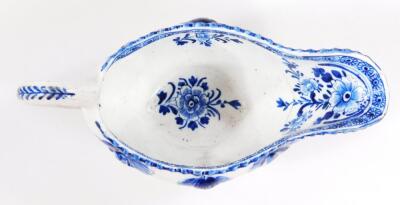 An 18thC Derby blue and white sauce boat - 11