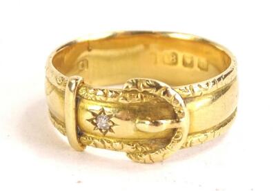 An 18ct gold buckle ring