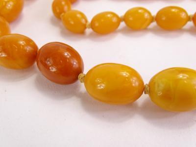 A graduated amber beaded necklace - 2