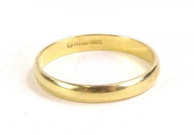 An 18ct gold wedding band