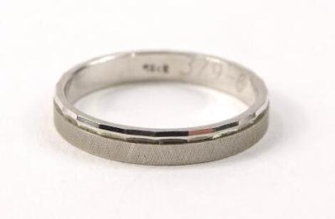 An 18ct white gold wedding band