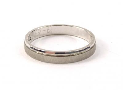 An 18ct white gold wedding band