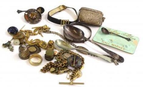 A quantity of jewellery and trinkets