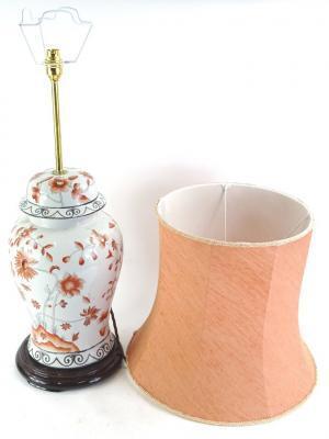 A modern Chinese lamp base