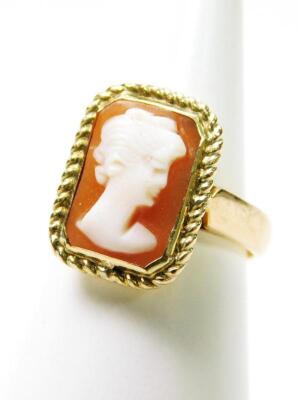 A 9ct gold cameo dress ring