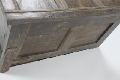 An 18thC oak coffer - 4