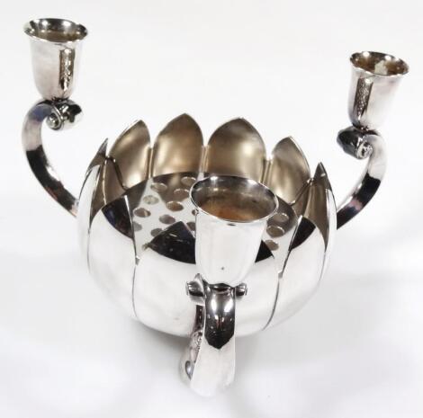 A Reed & Barton silver plated centrepiece