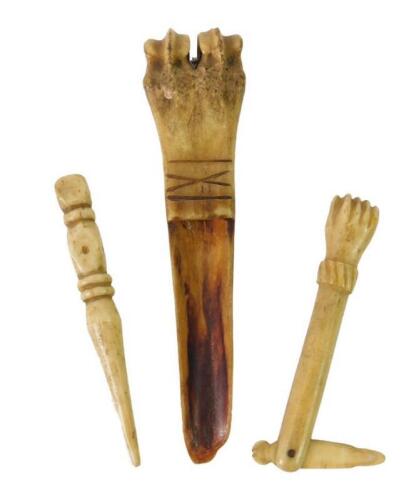 A Georgian carved bone apple corer