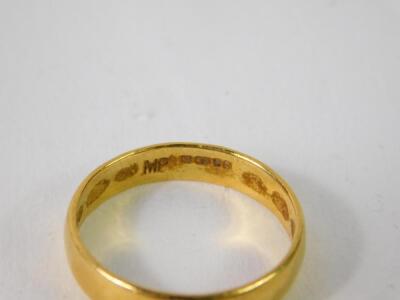 A 22ct gold wedding band - 2