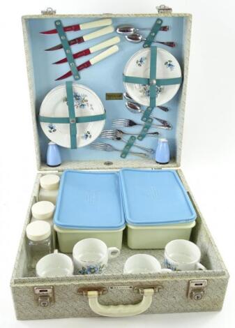 A Brexton picnic set for four place settings