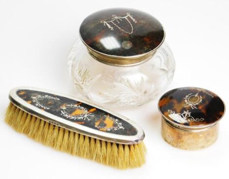 Various George V silver tortoiseshell and cut dressing table items