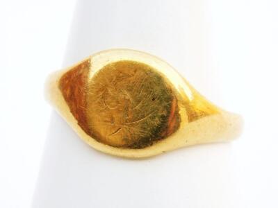 An 18ct gold signet ring