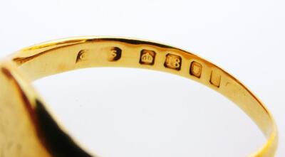 An 18ct gold signet ring - 2