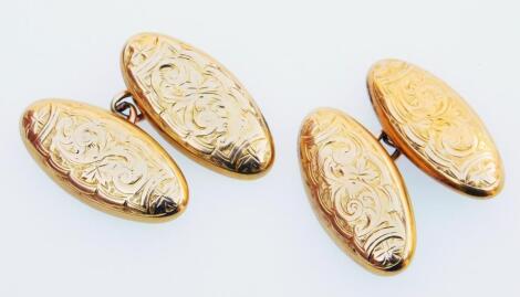 A pair of 9ct gold cuff links