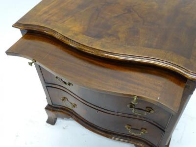 A small mahogany serpentine fronted chest of drawers - 2