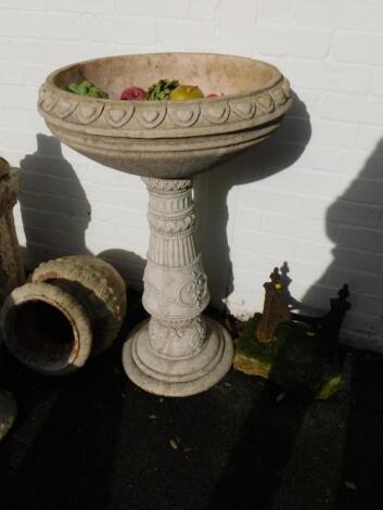 A faux marble garden comport