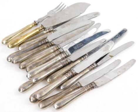 A quantity of table knives