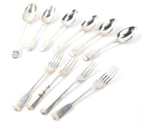 A set of five Victorian fiddle pattern dessert spoons