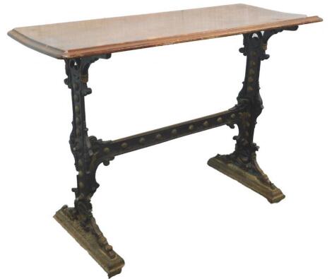 An early 20thC pub table