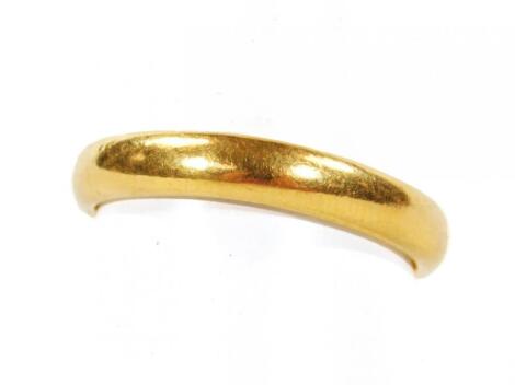 A 22ct gold wedding band