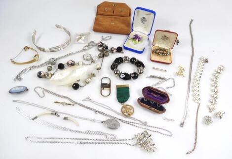 Various jewellery and effects