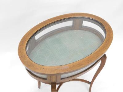 An Edwardian mahogany and marquetry oval display table - 2