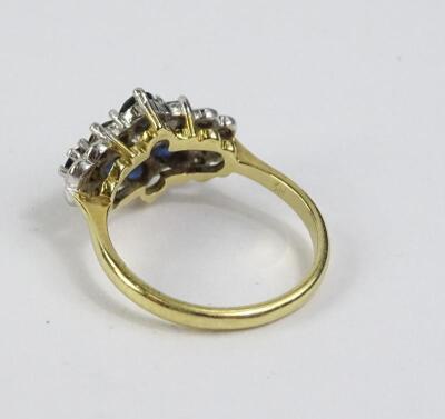 An 18ct gold cluster ring - 2