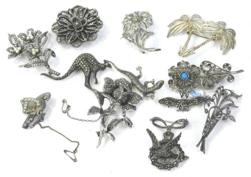 A quantity of costume jewellery brooches