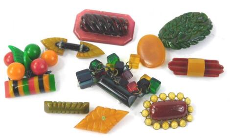 Various Bakelite and other brooches