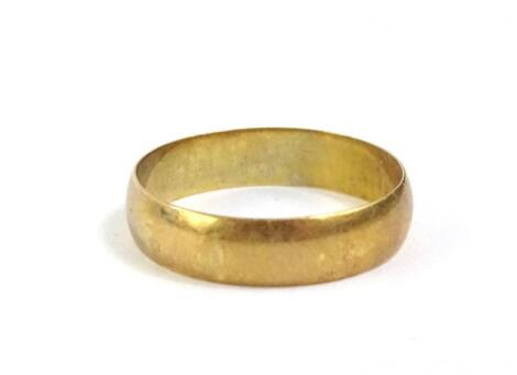 An 18ct gold wedding band