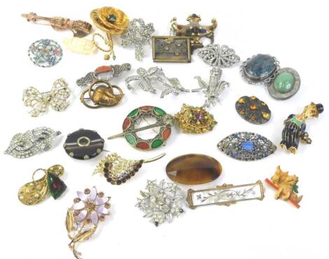 A quantity of vintage costume brooches