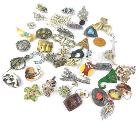 Various costume jewellery brooches