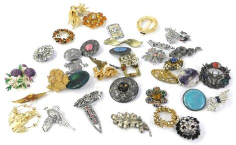 Various costume jewellery brooches