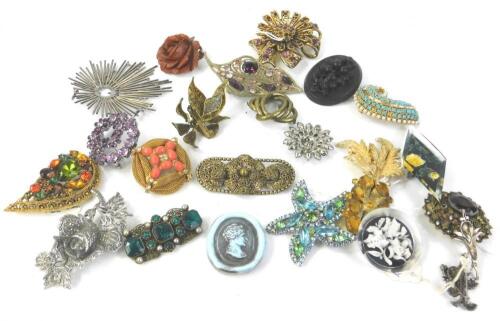 Various costume jewellery brooches